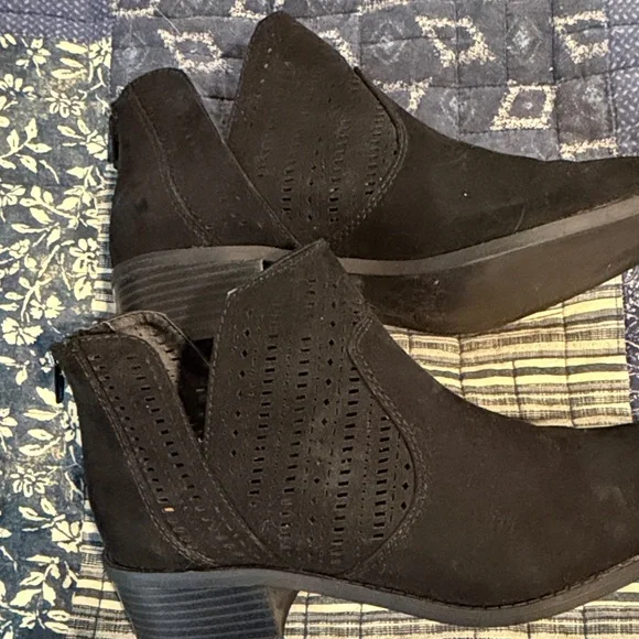 New Directions Black Ankle Booties - Picture 3 of 6